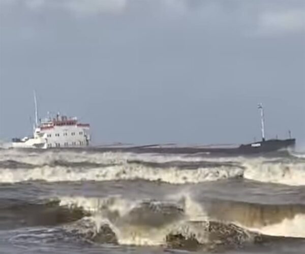 “قناة السويس” تؤكد انتظام الملاحة عقب جنوح السفينة “FENER”