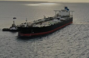 الصراع الأمريكي الإيراني يهدد إمدادات النفط العالمية ويرفع احتمالات زيادة الأسعار