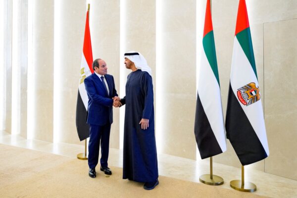 مصر: الحكومة في جلسة طارئة.. هل انتهى عصر الانكماش؟ “إيكونومي بلس” تجيب.. الرئيس: منفتحون على استثمارات إماراتية إضافية