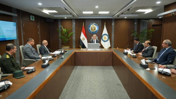 “البترول” تبحث استكمال إجراءات المسح الجوي للمعادن في أنحاء مصر
