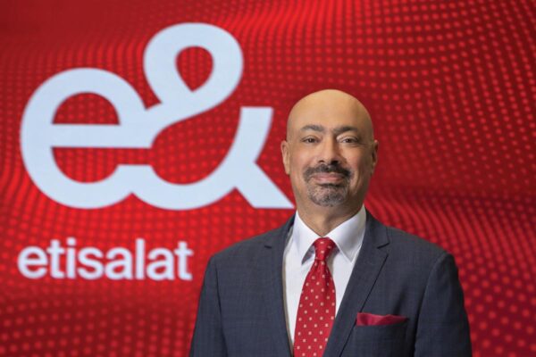 حاتم دويدار يتنحى عن رئاسة مجموعة الاتصالات الإماراتية “إي آند” 