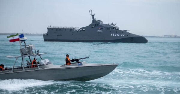 “جيه بي مورجان”: إغلاق مضيق هرمز يهدد بشل إنتاج النفط في دول الخليج