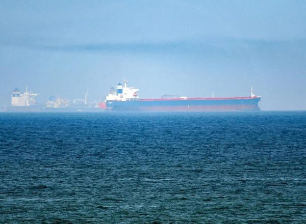 بعيدًا عن مضيق هرمز.. السعودية تحول شحنات النفط إلى ميناء ينبع بالبحر الأحمر