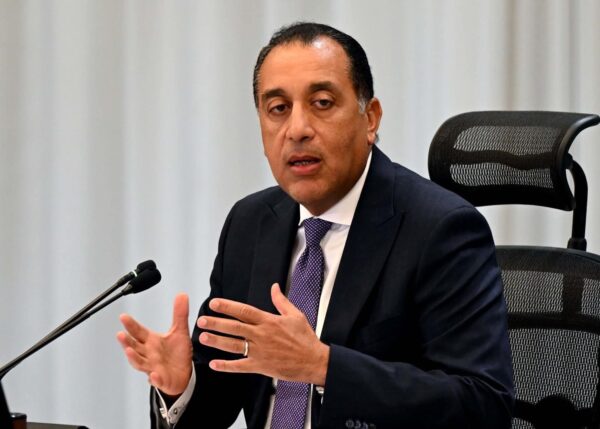 مصر تواجه تداعيات الحرب بـ”لاءات ثلاث”.. الدولار يصل إلى 50 جنيهًا.. قيد أسهم “مصر لتأمينات الحياة” بالبورصة 