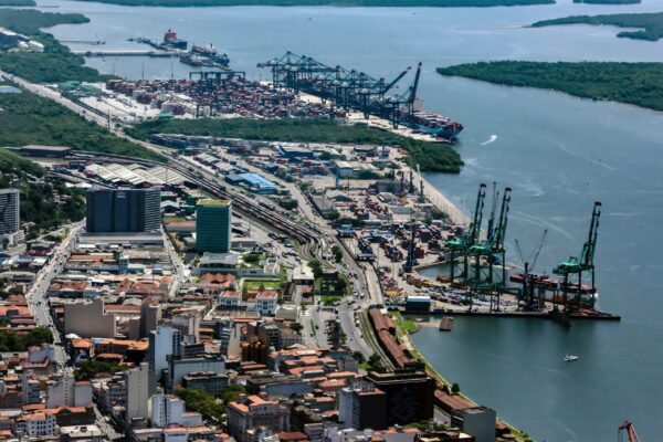 “فيتش”: حرب إيران ستؤثر سلباً على مشغلي الموانئ والمطارات في آسيا