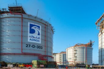أدنوك للغاز الإماراتية تعدل إنتاجها نتيجة لاضطرابات الملاحة في مضيق هرمز