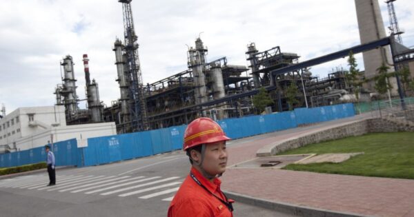 “بلومبرج”: مصافي الصين تدرس شراء النفط الإيراني بعد الإعفاء الأمريكي
