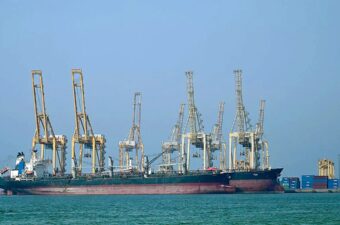 النفط يتجاوز 100 دولار قبل ساعات من الحصار الأمريكي لمضيق هرمز