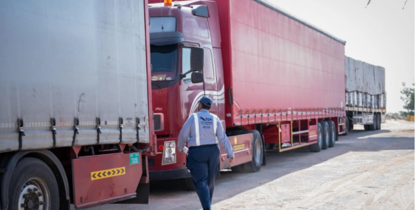 مصر تدرس فتح الحدود أمام الشاحنات الأجنبية “الفارغة” لكبح أسعار الشحن إلى الخليج