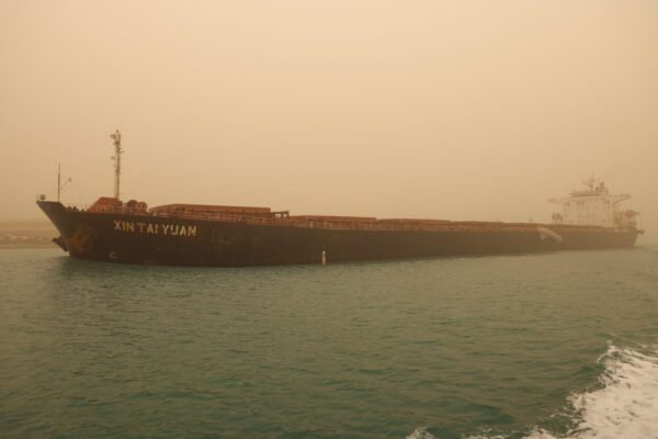 إثر عطل فني.. “قناة السويس” تنجح في تعويم سفينة صب جانحة