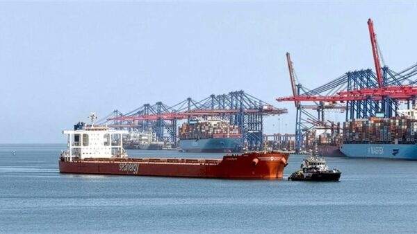 ميناء شرق بورسعيد يستقبل أكبر سفينة للبضائع السائبة ترسو في مصر