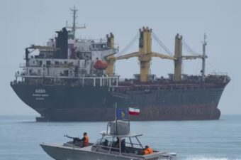 7 سفن تعبر مضيق هرمز وسط تراجع حاد في حركة الملاحة