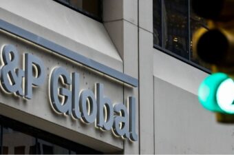 حرب إيران تُعرِّض تصنيفات بنوك خليجية كبرى لخطر الخفض 