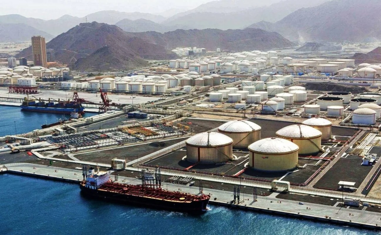"بلومبرج": "أدنوك" الإماراتية تتيح استلام شحنات النفط عبر ميناء الفجيرة وسط أزمة "هرمز" - Economy Plus