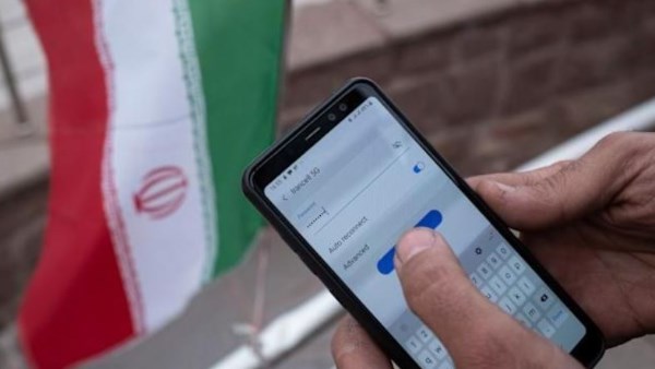 بعد انقطاع شهرين.. إيران تتجه إلى تخفيف قيود الإنترنت على الشركات