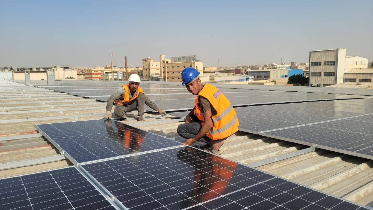 مدبولي يوجه بإعداد التصور النهائي لمبادرة التوسع بالطاقة المتجددة في المصانع