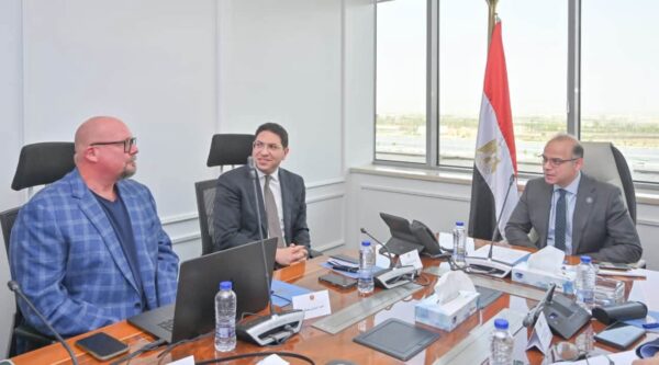مستثمر أمريكي يدرس إقامة مشروعات بقطاعي الدواء والذهب في مصر
