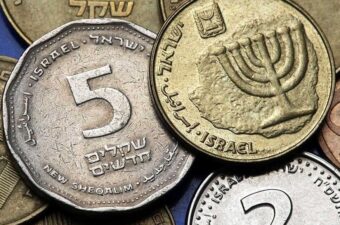 بلومبرج: الشيكل الإسرائيلي أصبح أسوأ العملات أداءً عالميًا