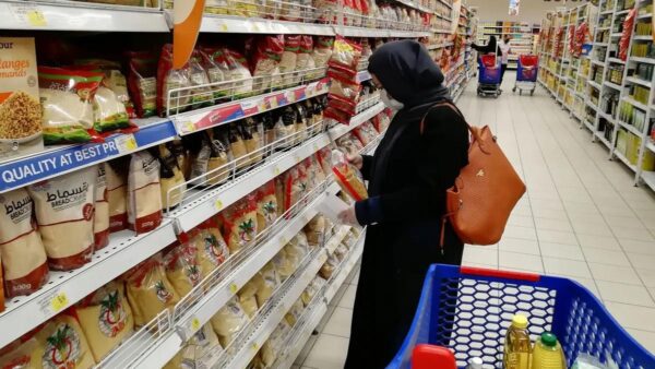 التضخم بالسعودية يتسارع قليلًا في مايو مدفوعًا بأسعار النقل والأغذية