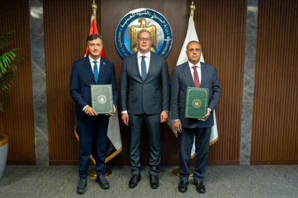 مصر توقع اتفاقيات جديدة مع “هاربور إنرجي” و”إيني” لزيادة إنتاج الغاز وتحفيز الاستثمارات