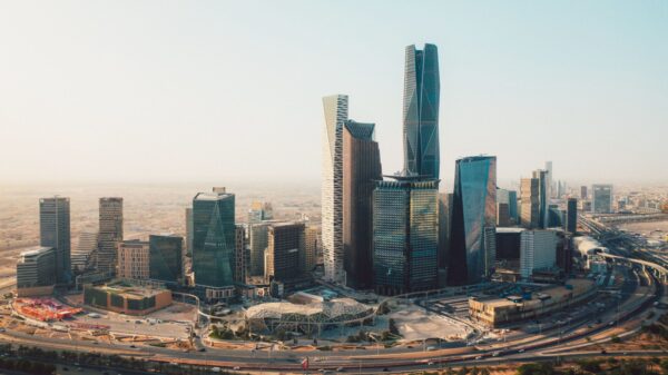 القطاع الخاص السعودي غير النفطي ينمو بأسرع وتيرة منذ اندلاع حرب إيران