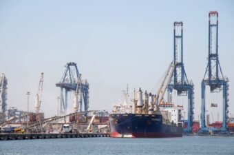بالأرقام.. ميناء دمياط يواصل عمليات التشغيل بعد هجوم الطائرة المسّيرة