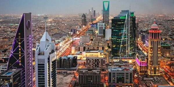 “بلومبرج”: تباطؤ الاقتصاد غير النفطي في الخليج جراء الحرب والسعودية تتصدر رهان التعافي 