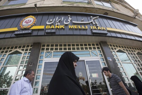 المركزي الإماراتي يفرض عقوبات على فروع بنك “ملي إيران”